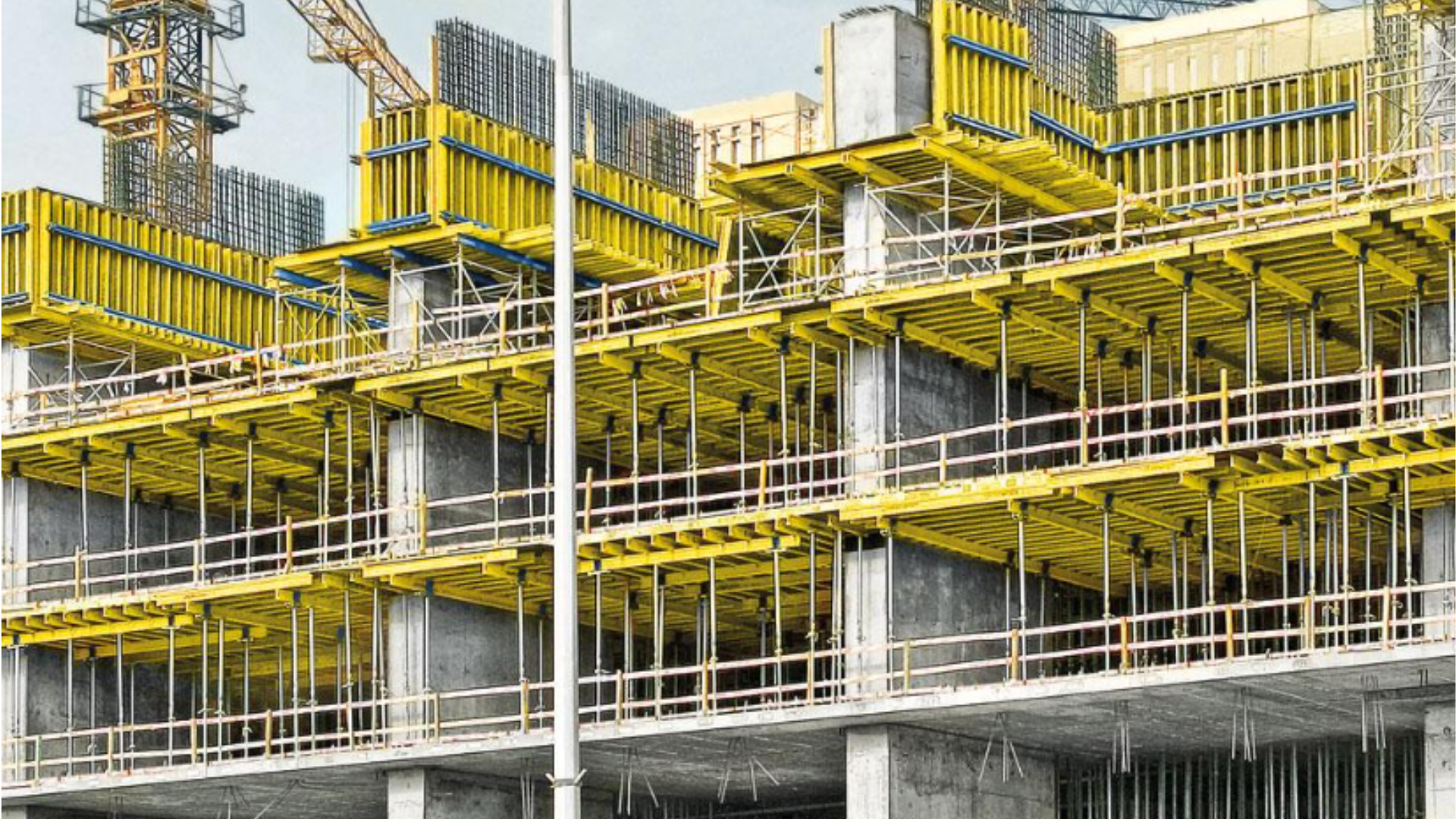 Inchiriere cofraje Ploiesti, panouri galbene montate pe o structura de beton